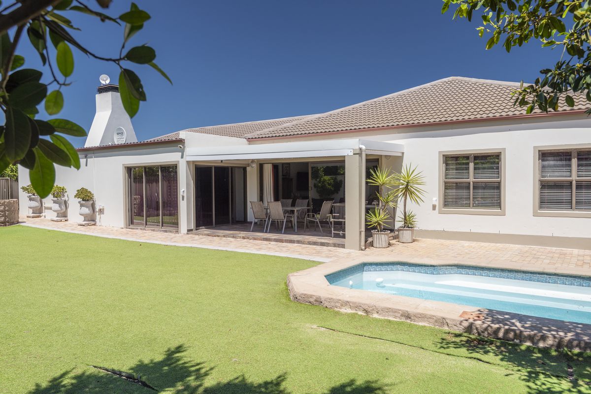 Spacious North-Facing Family Haven in Langebaan Country Club. - Photo 4