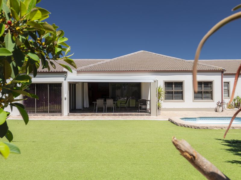 Spacious North-Facing Family Haven in Langebaan Country Club. - Photo 2