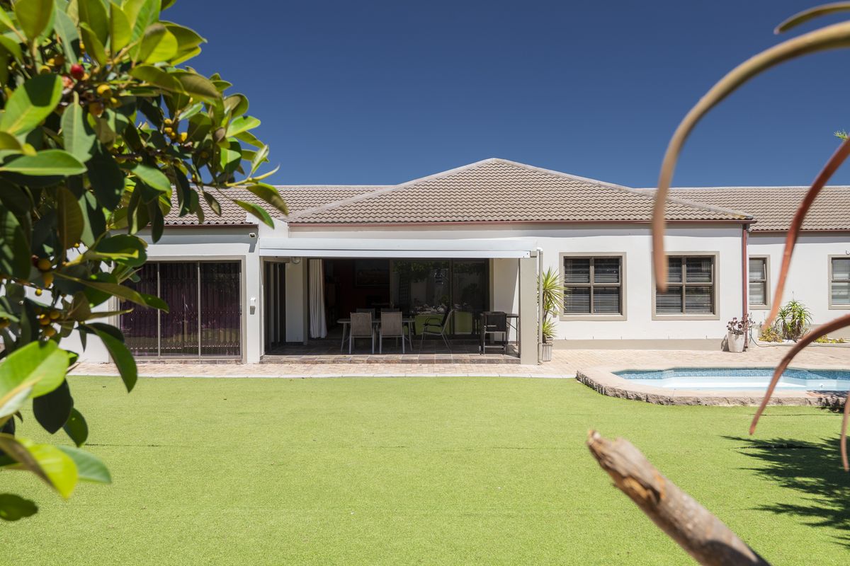 Spacious North-Facing Family Haven in Langebaan Country Club. - Photo 2
