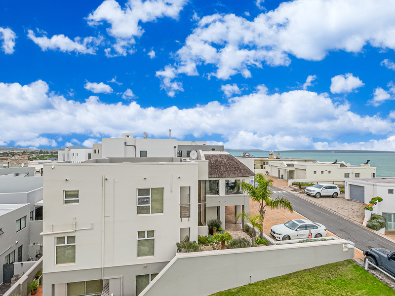 Coastal Elegance with Endless Views – Versatile 5-Bedroom Home in Langebaan - Photo 3