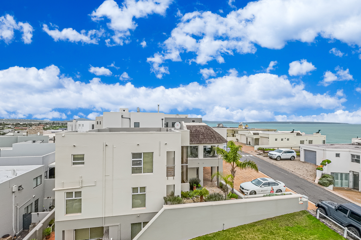 Coastal Elegance with Endless Views – Versatile 5-Bedroom Home in Langebaan - Photo 3