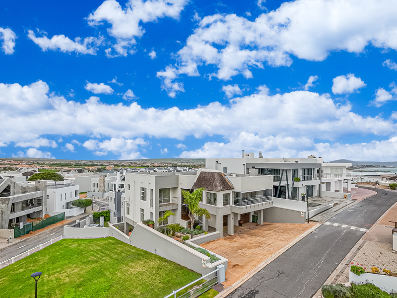 Coastal Elegance with Endless Views – Versatile 5-Bedroom Home in Langebaan - Photo 2