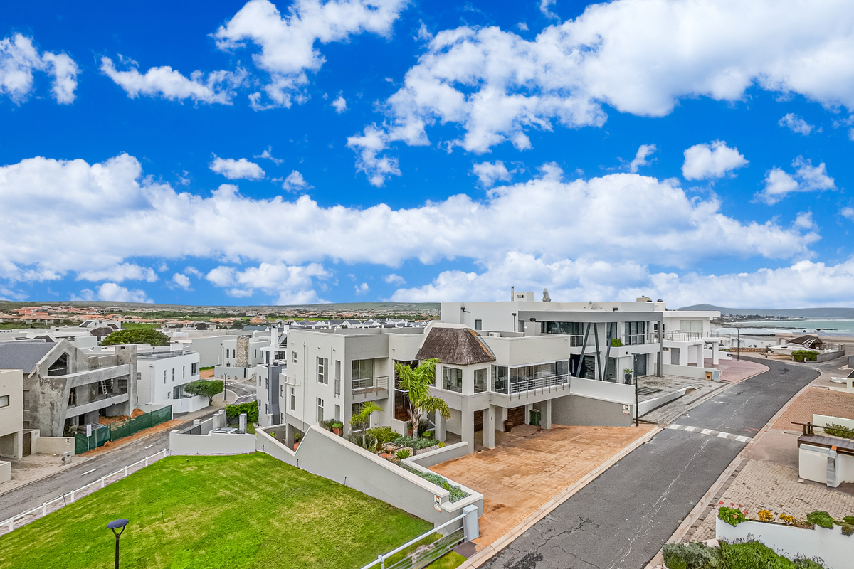 Coastal Elegance with Endless Views – Versatile 5-Bedroom Home in Langebaan - Photo 2