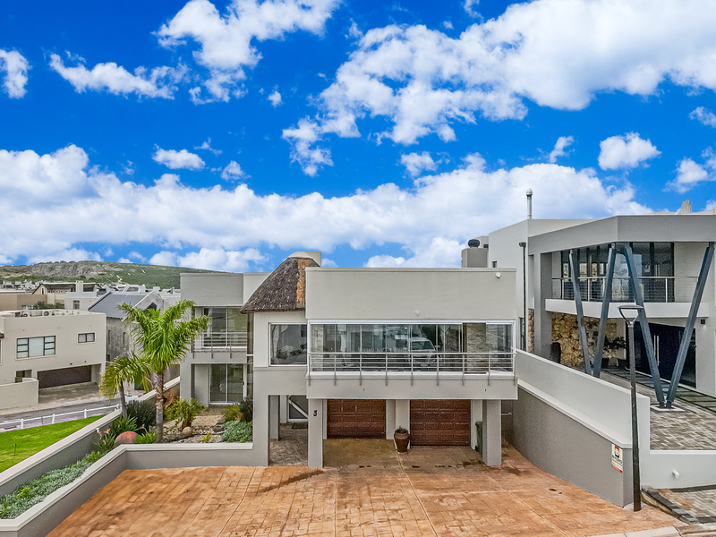 Coastal Elegance with Endless Views – Versatile 5-Bedroom Home in Langebaan - Photo 4