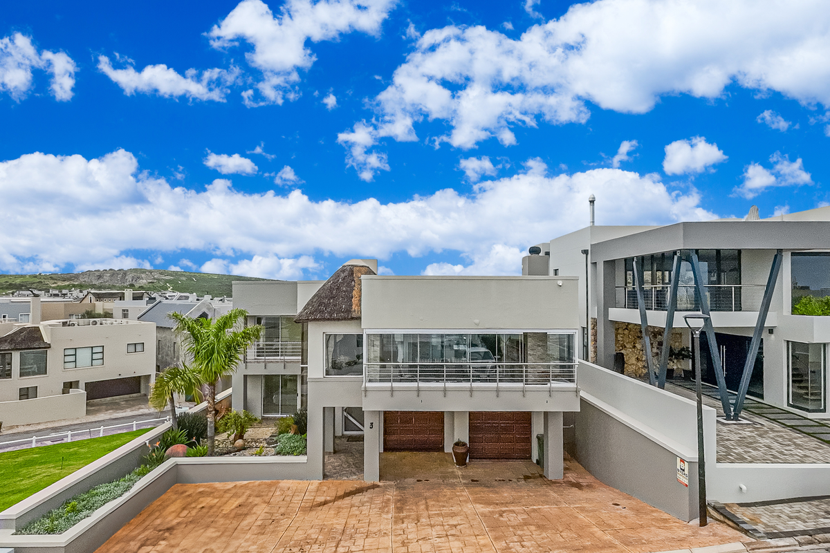 Coastal Elegance with Endless Views – Versatile 5-Bedroom Home in Langebaan - Photo 4