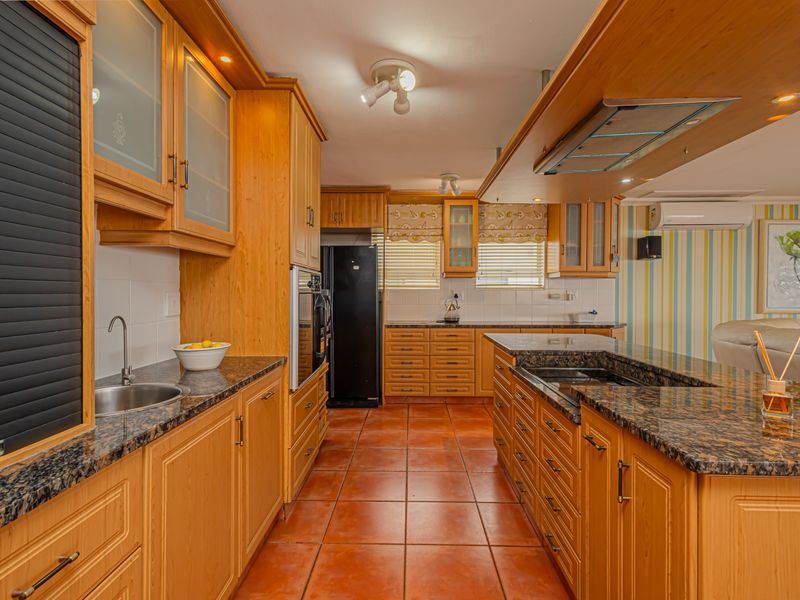 Coastal Elegance with Endless Views – Versatile 5-Bedroom Home in Langebaan - Photo 7