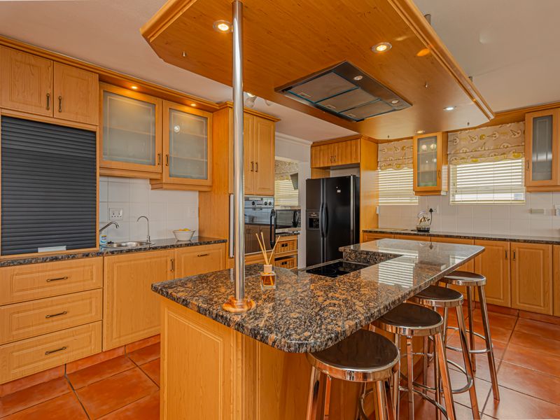 Coastal Elegance with Endless Views – Versatile 5-Bedroom Home in Langebaan - Photo 9