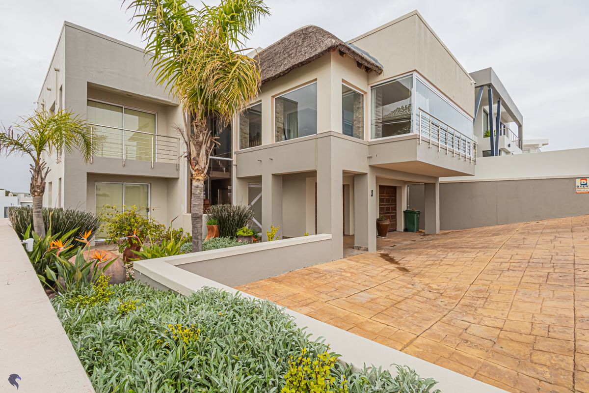 Coastal Elegance with Endless Views – Versatile 5-Bedroom Home in Langebaan - Photo 5
