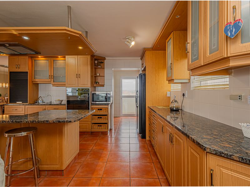 Coastal Elegance with Endless Views – Versatile 5-Bedroom Home in Langebaan - Photo 8