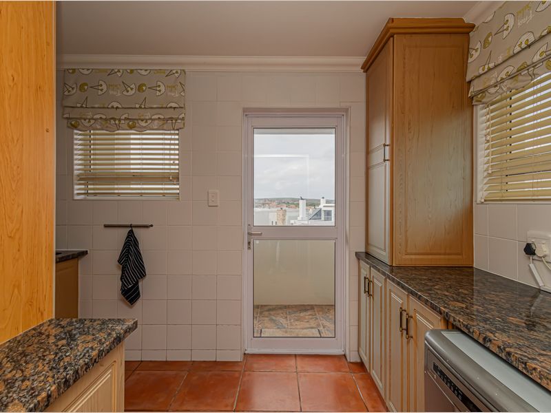 Coastal Elegance with Endless Views – Versatile 5-Bedroom Home in Langebaan - Photo 10