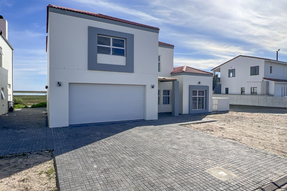 Riverfront Living in Port Owen – Spacious Double-Storey Home with Stunning Views - Photo 2