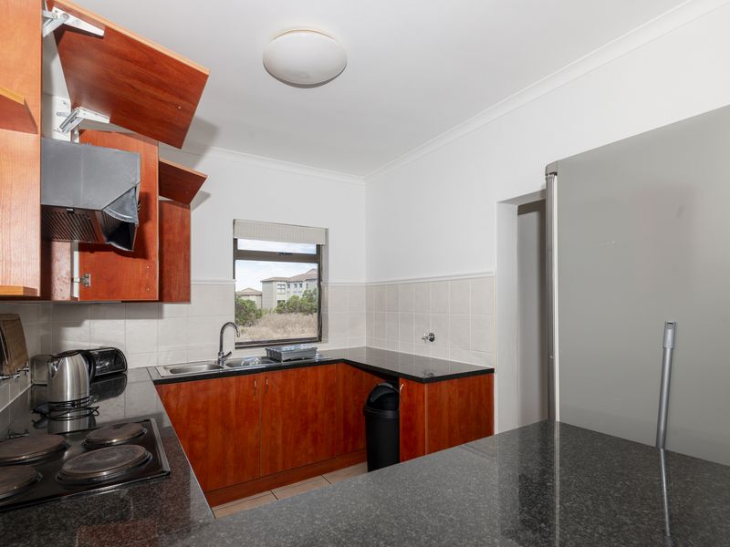 Tranquil First-Floor Apartment with Lagoon Views & Single Garage - Photo 6