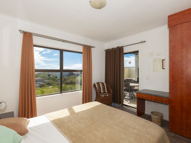 Tranquil First-Floor Apartment with Lagoon Views & Single Garage - Photo 2