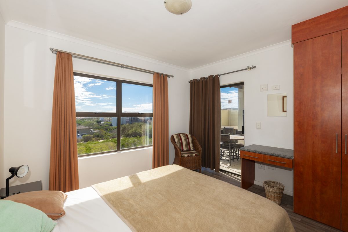 Tranquil First-Floor Apartment with Lagoon Views & Single Garage - Photo 2