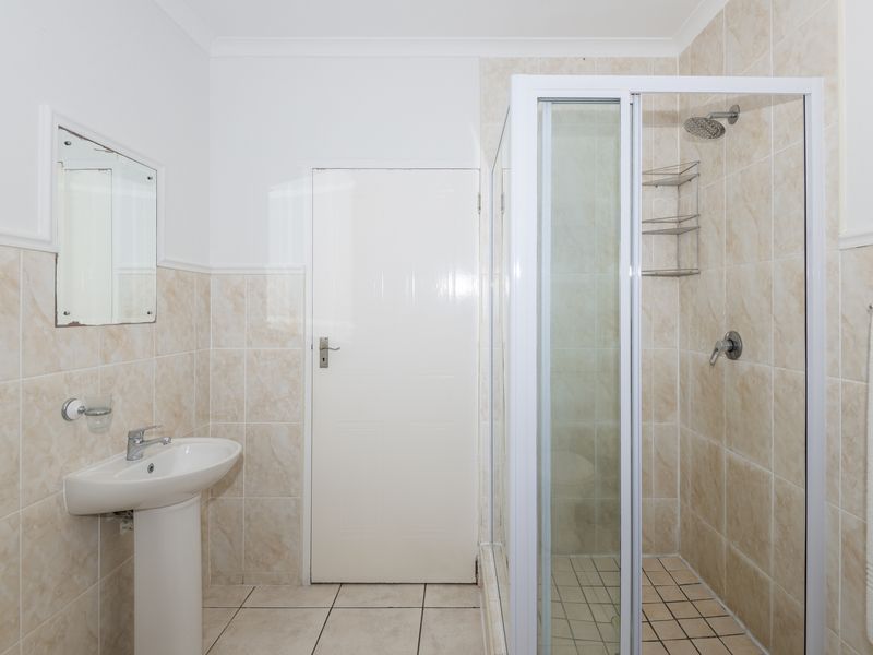 Tranquil First-Floor Apartment with Lagoon Views & Single Garage - Photo 9