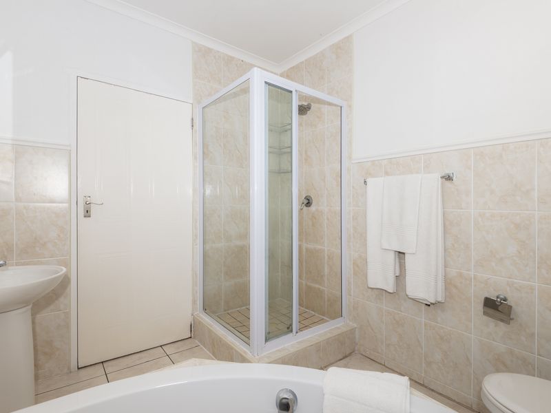 Tranquil First-Floor Apartment with Lagoon Views & Single Garage - Photo 8