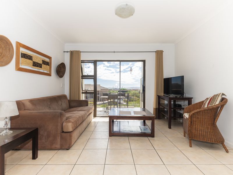 Tranquil First-Floor Apartment with Lagoon Views & Single Garage - Photo 4