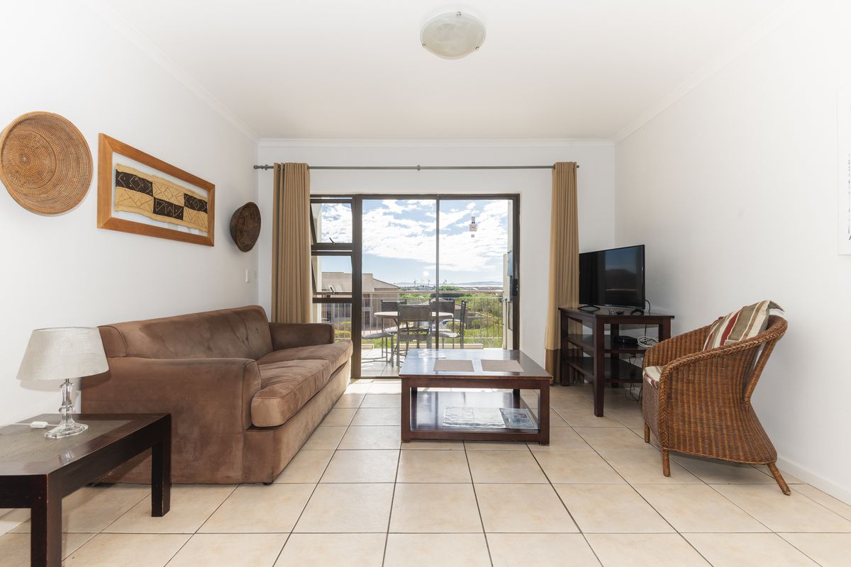 Tranquil First-Floor Apartment with Lagoon Views & Single Garage - Photo 4