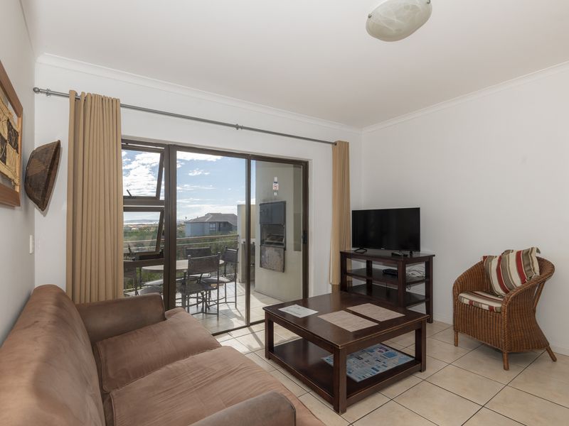 Tranquil First-Floor Apartment with Lagoon Views & Single Garage - Photo 5