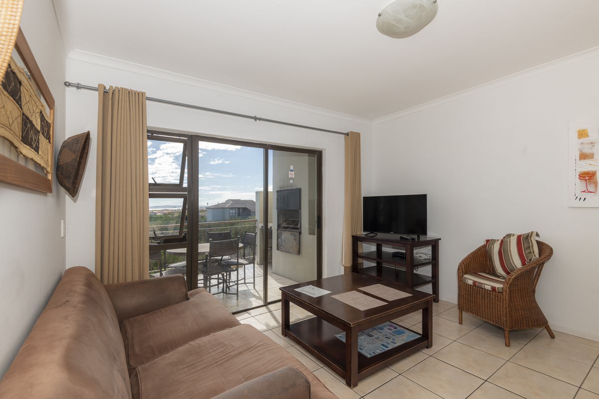 Tranquil First-Floor Apartment with Lagoon Views & Single Garage - Photo 5