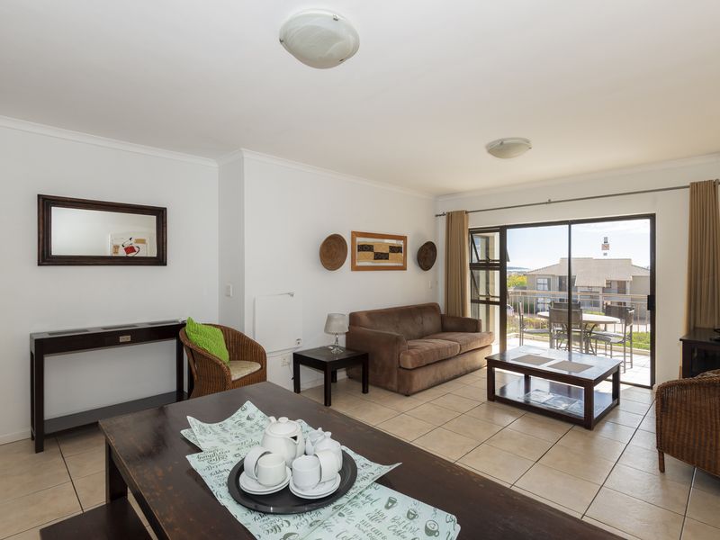 Tranquil First-Floor Apartment with Lagoon Views & Single Garage - Photo 3