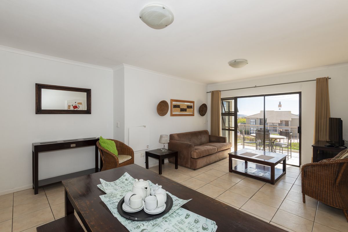 Tranquil First-Floor Apartment with Lagoon Views & Single Garage - Photo 3