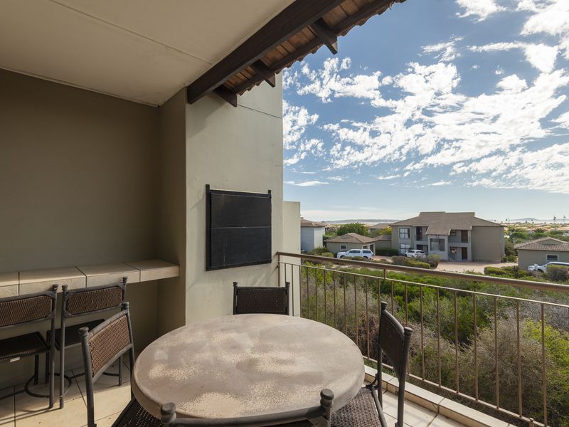 Tranquil First-Floor Apartment with Lagoon Views & Two Garages - Photo 4