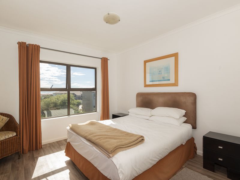 Tranquil First-Floor Apartment with Lagoon Views & Two Garages - Photo 6