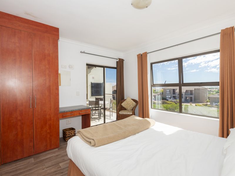 Tranquil First-Floor Apartment with Lagoon Views & Two Garages - Photo 5