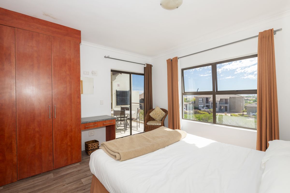 Tranquil First-Floor Apartment with Lagoon Views & Two Garages - Photo 5