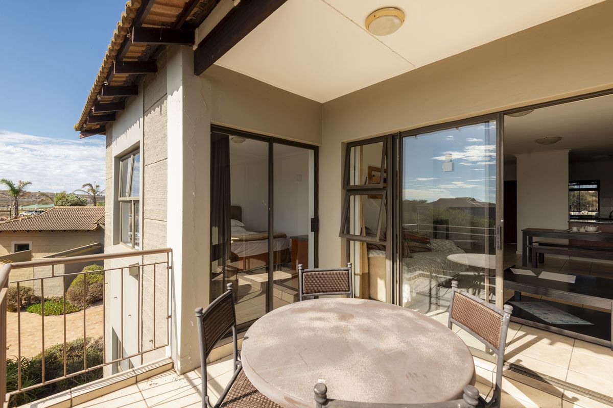 Tranquil First-Floor Apartment with Lagoon Views & Two Garages - Photo 3