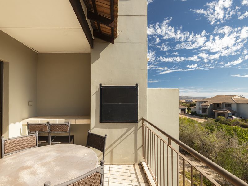 Tranquil First-Floor Apartment with Lagoon Views & Two Garages - Photo 2
