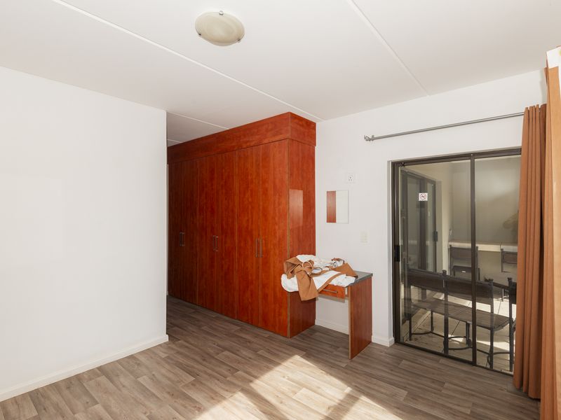 Tranquil Ground-Floor Apartment with Garden & Two Garages - Photo 7