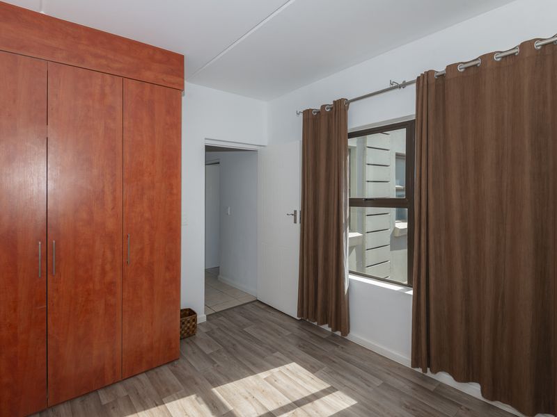 Tranquil Ground-Floor Apartment with Garden & Two Garages - Photo 6