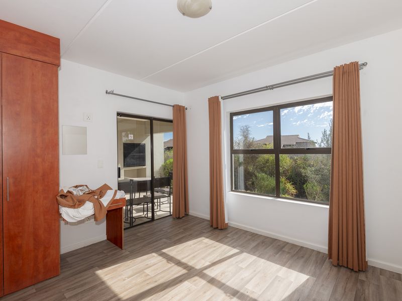 Tranquil Ground-Floor Apartment with Garden & Two Garages - Photo 4