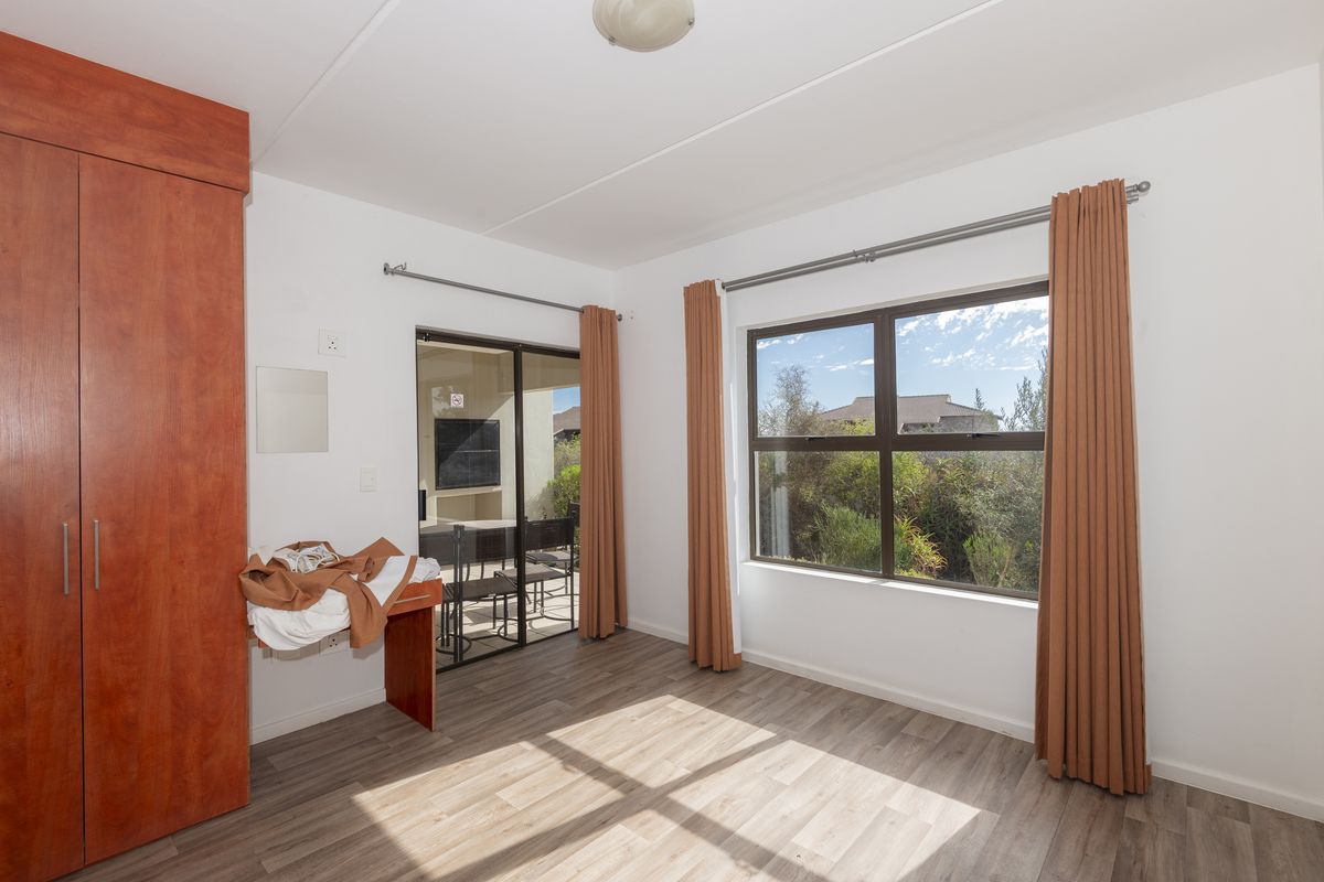 Tranquil Ground-Floor Apartment with Garden & Two Garages - Photo 4