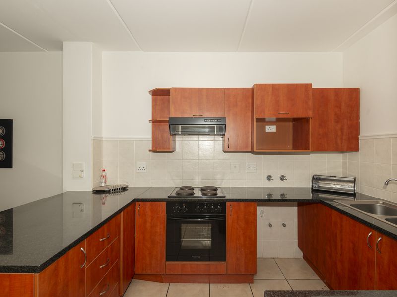 Tranquil Ground-Floor Apartment with Garden & One Garage - Photo 10