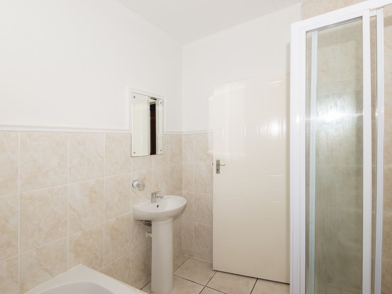 Tranquil Ground-Floor Apartment with Garden & One Garage - Photo 9