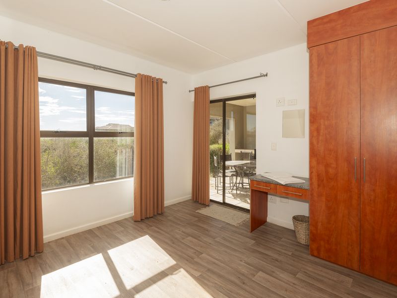 Tranquil Ground-Floor Apartment with Garden & One Garage - Photo 4