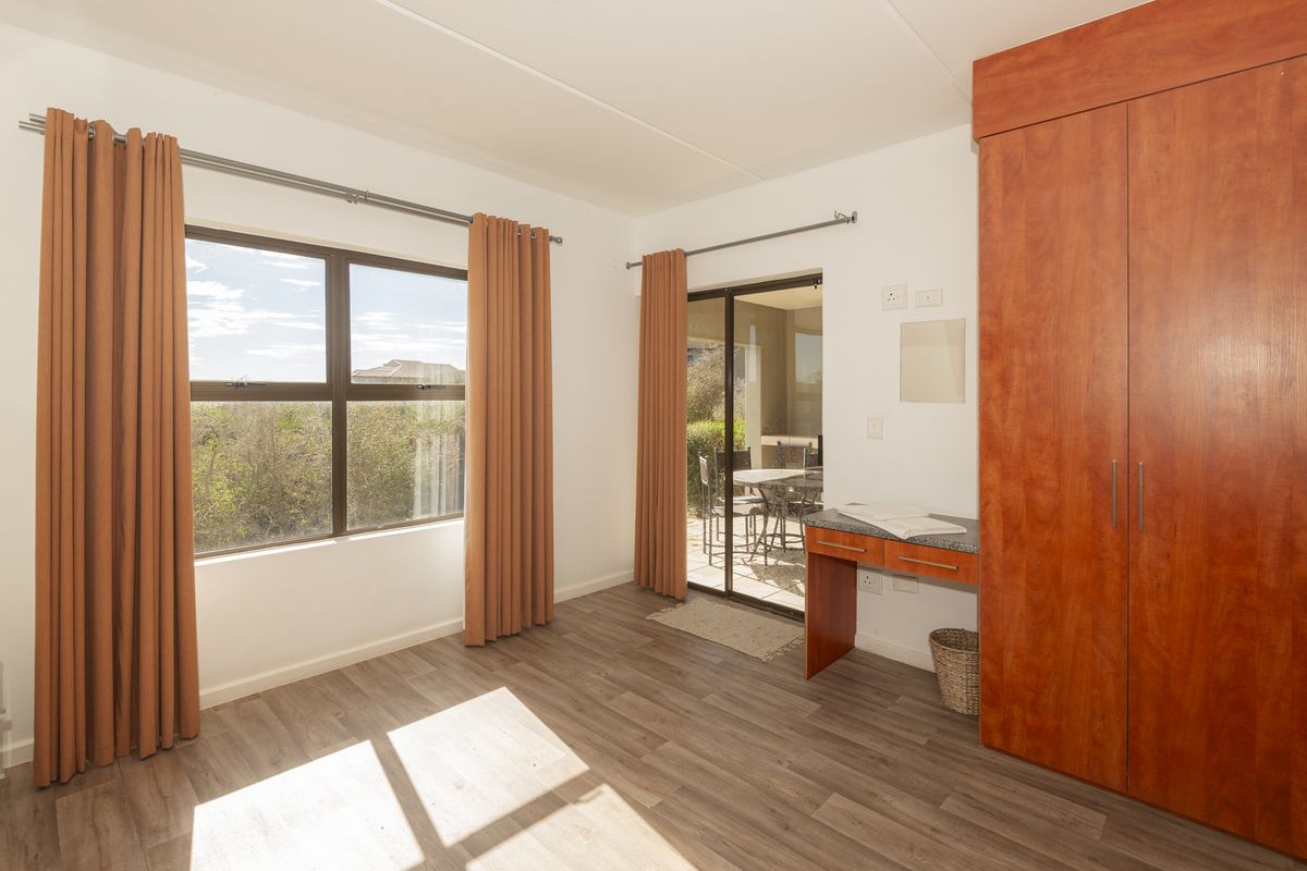 Tranquil Ground-Floor Apartment with Garden & One Garage - Photo 4