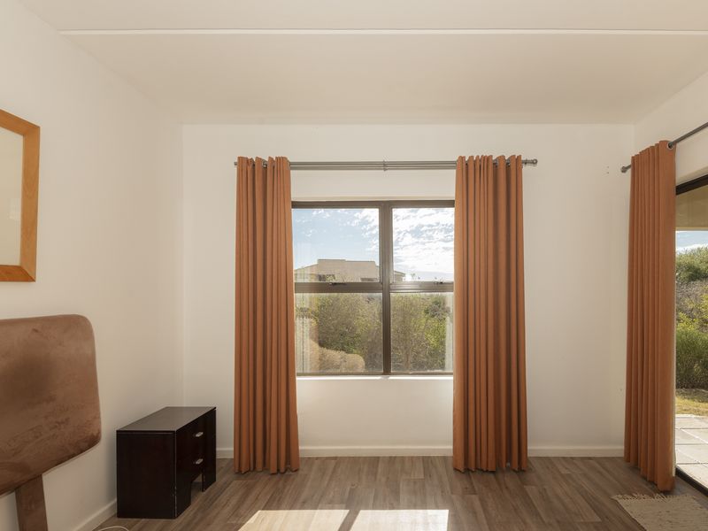 Tranquil Ground-Floor Apartment with Garden & One Garage - Photo 6