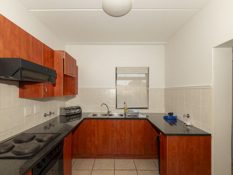 Tranquil Ground-Floor Apartment with Garden & One Garage - Photo 8