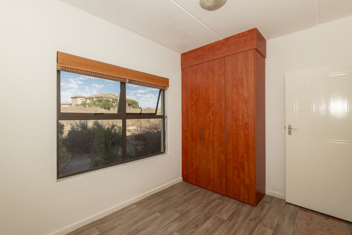 Tranquil Ground-Floor Apartment with Garden & One Garage - Photo 3