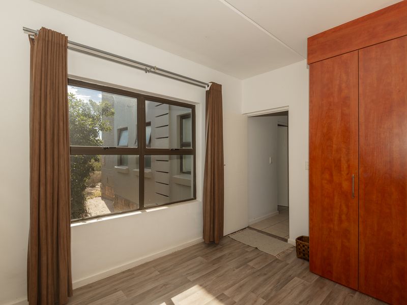 Tranquil Ground-Floor Apartment with Garden & One Garage - Photo 5