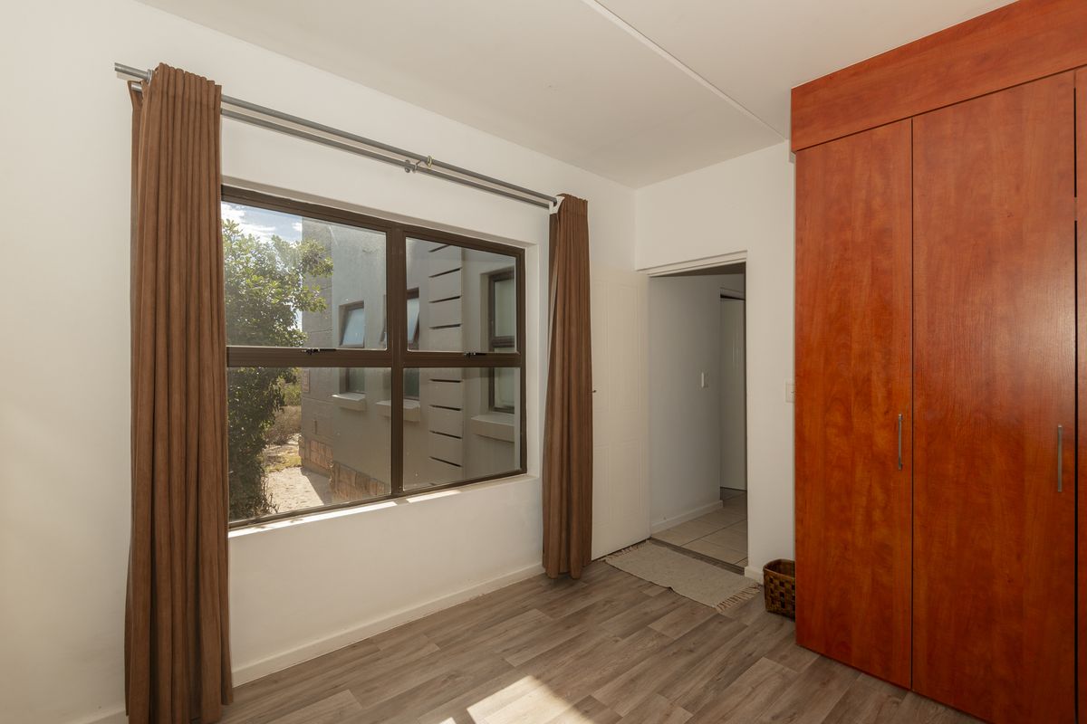 Tranquil Ground-Floor Apartment with Garden & One Garage - Photo 5