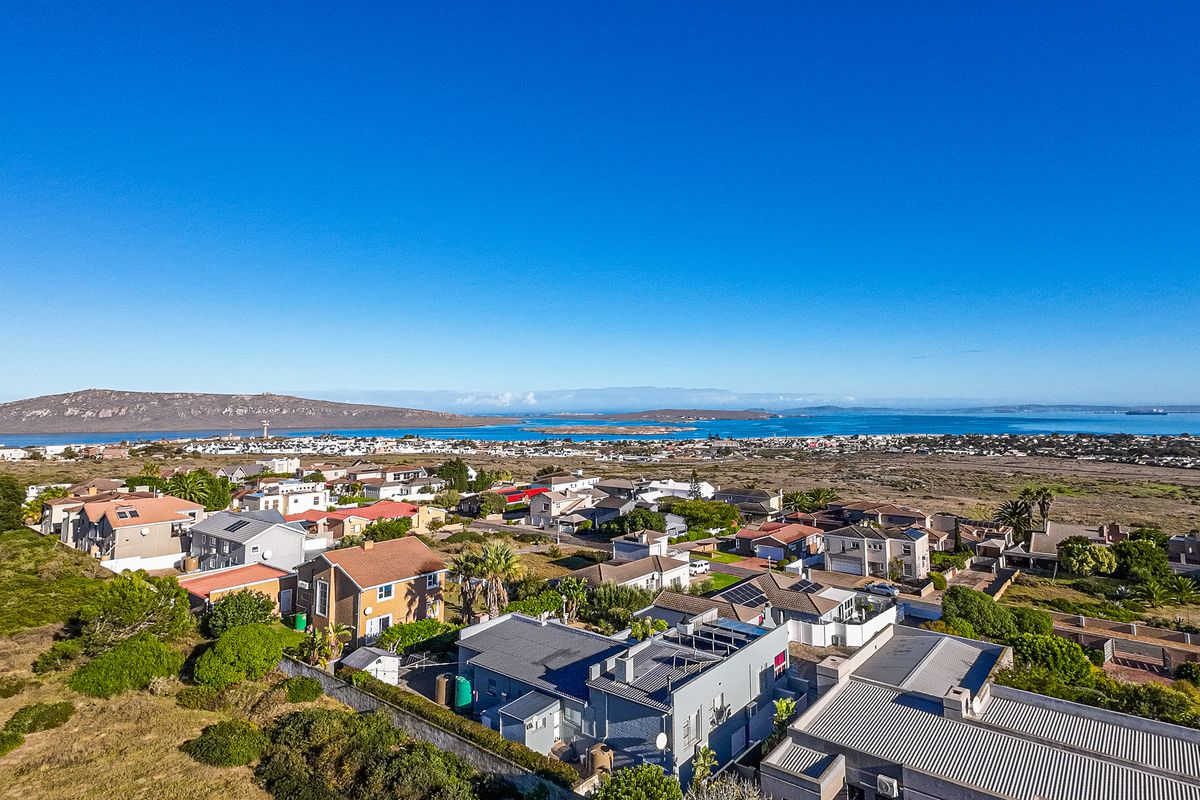 Impeccably maintained property | Uninterrupted views - Photo 3