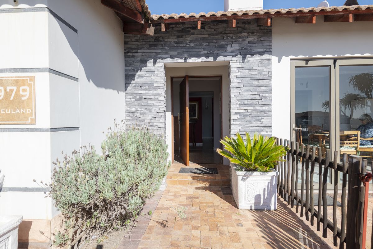 Modern Family Living in Langebaan Country Estate - Photo 3