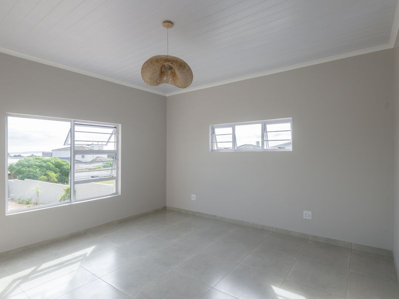 Brand New 4 Bedroom Modern Family Home For Sale in Langebaan - Photo 10
