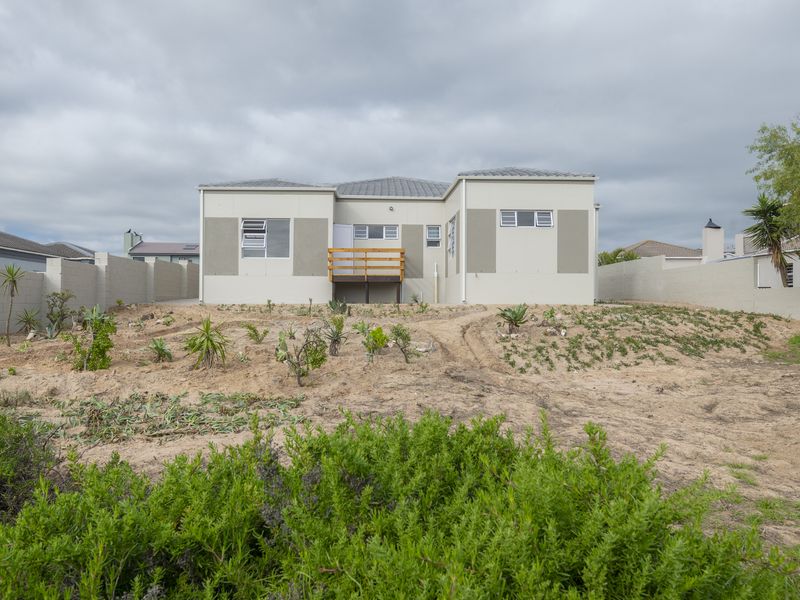 Brand New 4 Bedroom Modern Family Home For Sale in Langebaan - Photo 7