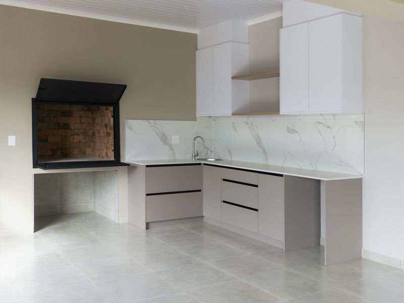 Brand New 4 Bedroom Modern Family Home For Sale in Langebaan - Photo 4